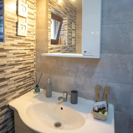 Apartment Art Loft -near Coresi Mall